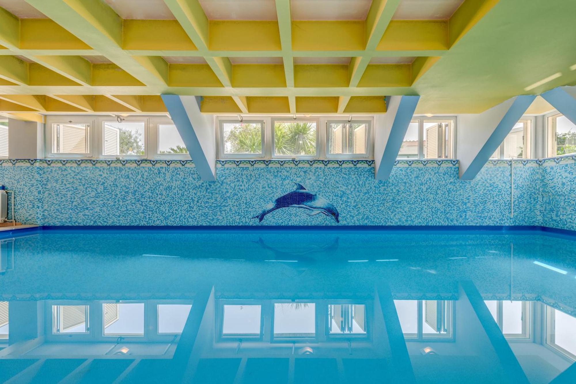 Blue Dolphin Apartment - Private Indoor Pool, Jacuzzi, Garden Split Eksteriør billede