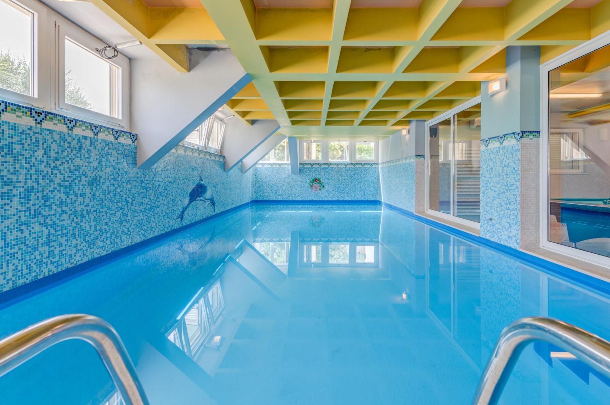 Blue Dolphin Apartment - Private Indoor Pool, Jacuzzi, Garden Split Eksteriør billede