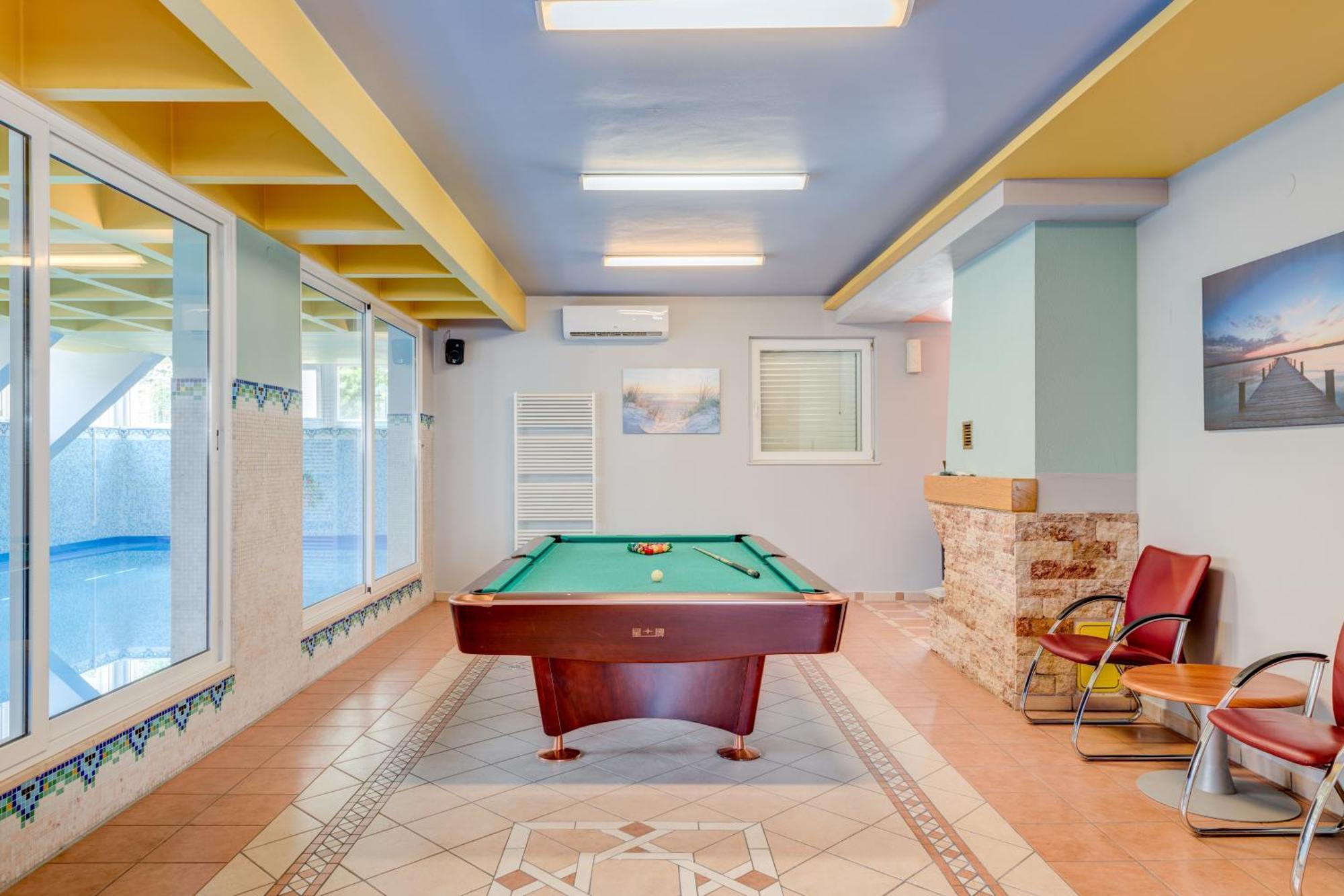 Blue Dolphin Apartment - Private Indoor Pool, Jacuzzi, Garden Split Eksteriør billede