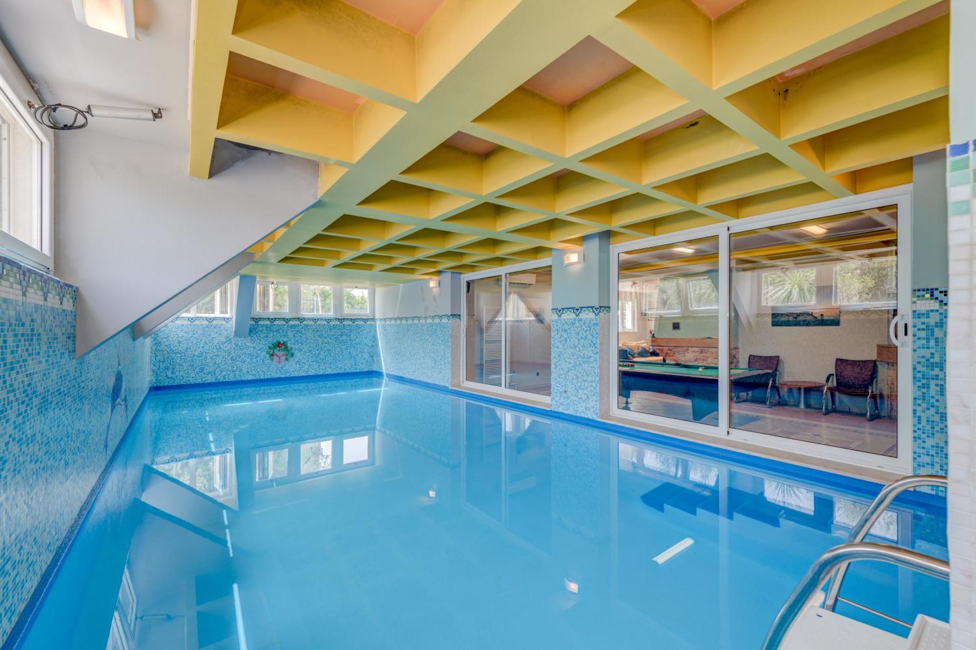 Blue Dolphin Apartment - Private Indoor Pool, Jacuzzi, Garden Split Eksteriør billede