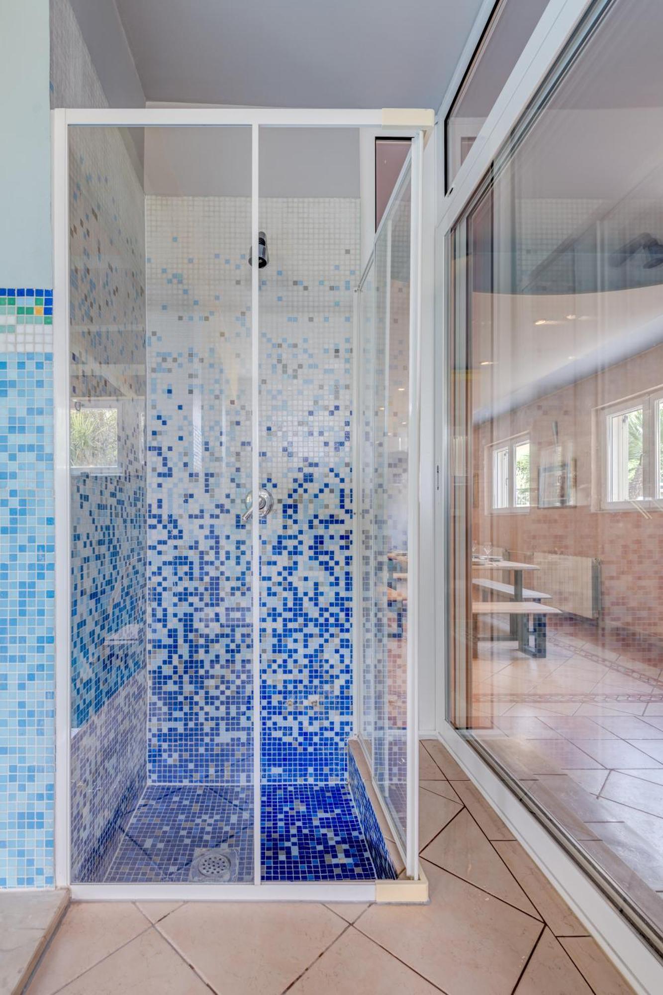 Blue Dolphin Apartment - Private Indoor Pool, Jacuzzi, Garden Split Eksteriør billede