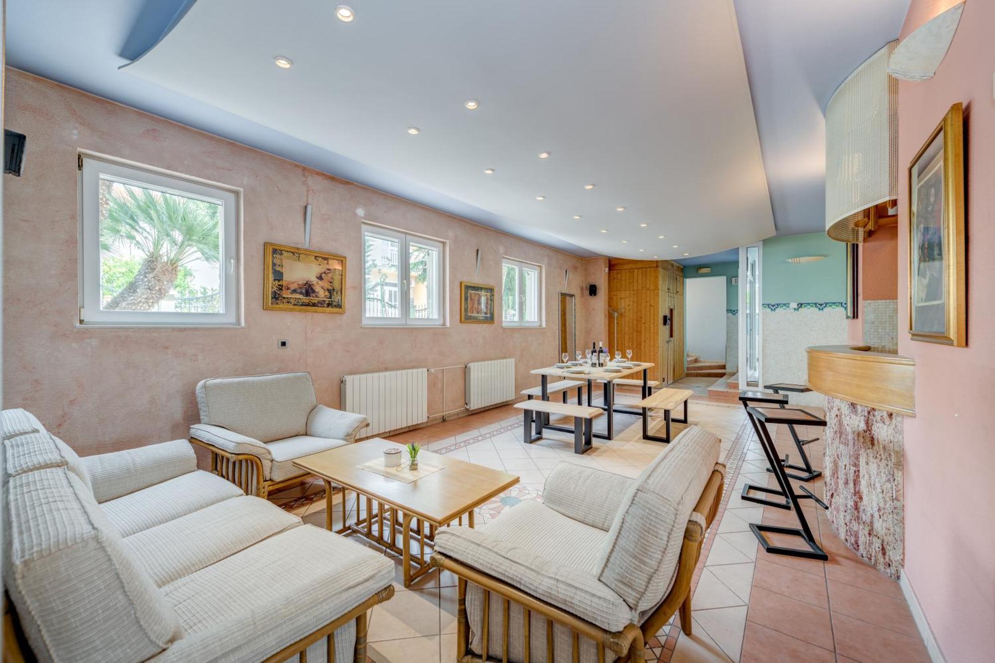 Blue Dolphin Apartment - Private Indoor Pool, Jacuzzi, Garden Split Eksteriør billede