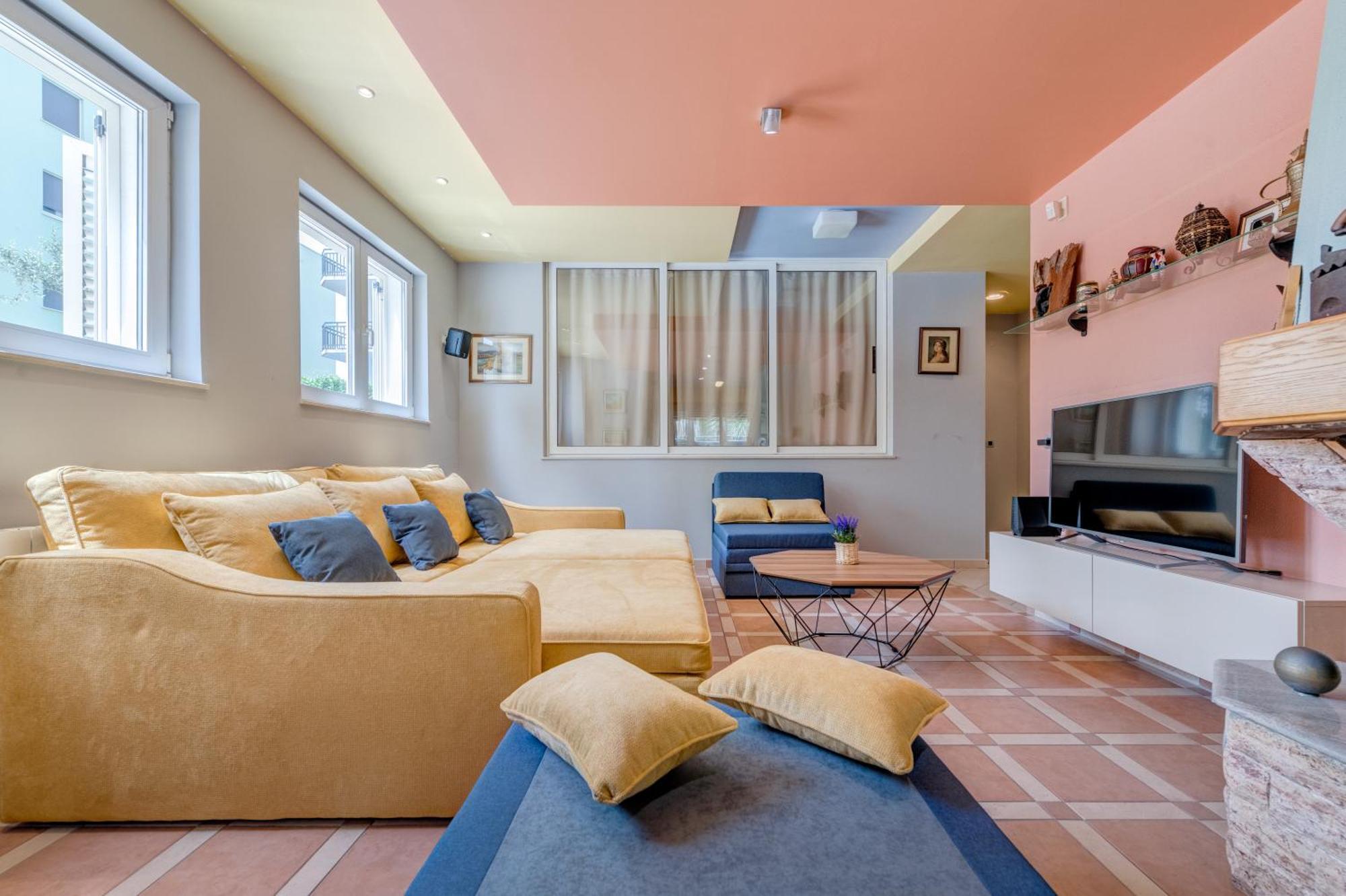 Blue Dolphin Apartment - Private Indoor Pool, Jacuzzi, Garden Split Eksteriør billede