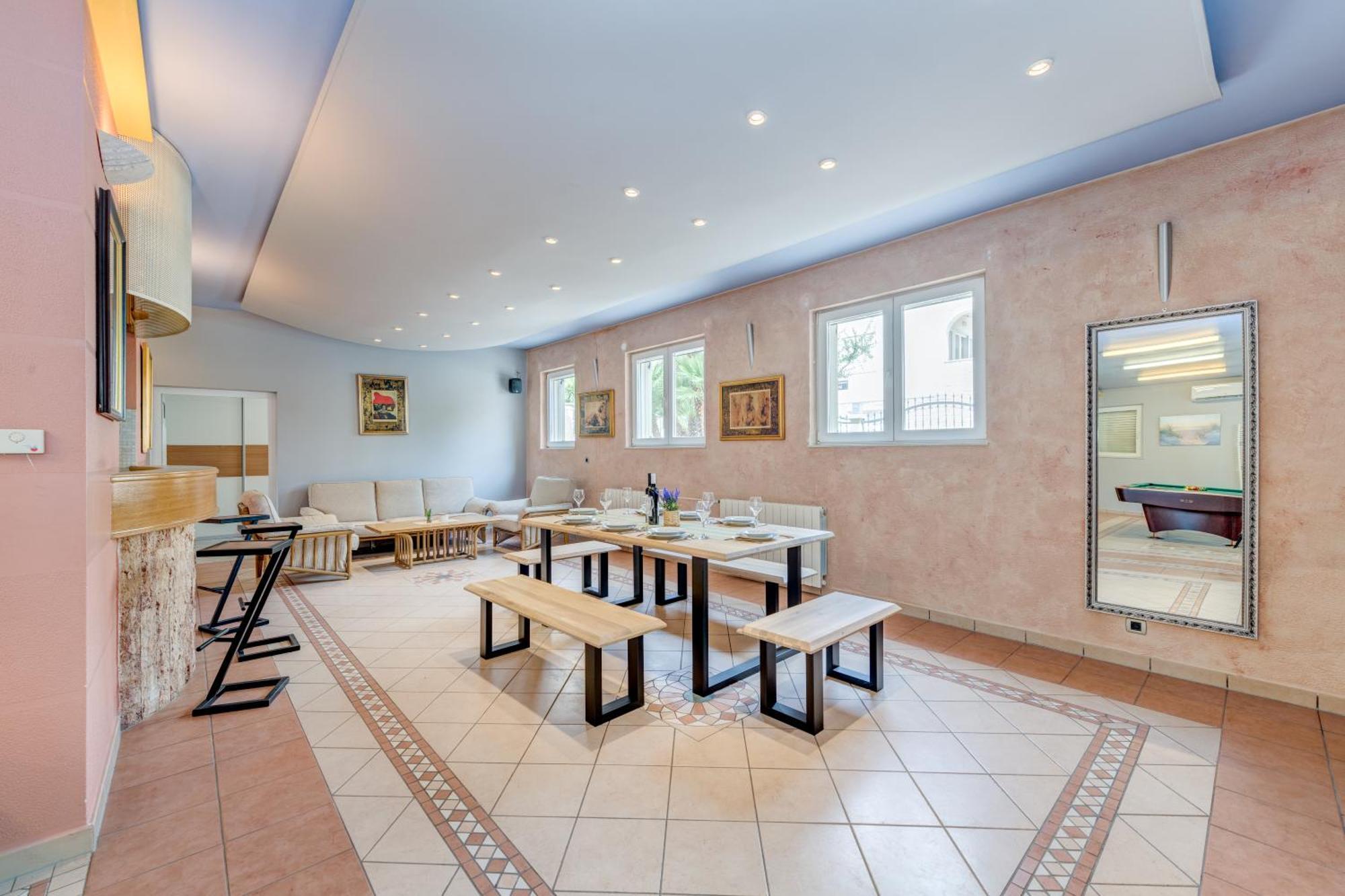 Blue Dolphin Apartment - Private Indoor Pool, Jacuzzi, Garden Split Eksteriør billede