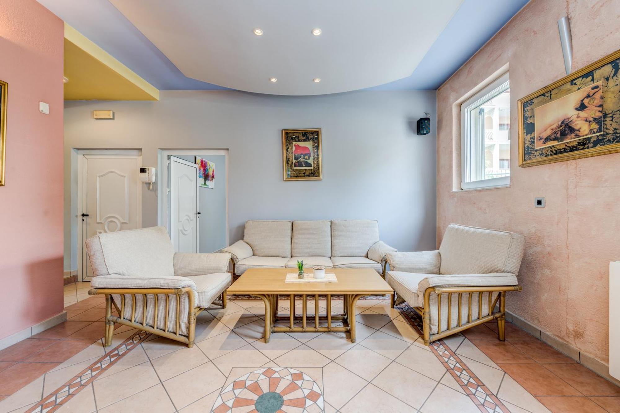 Blue Dolphin Apartment - Private Indoor Pool, Jacuzzi, Garden Split Eksteriør billede