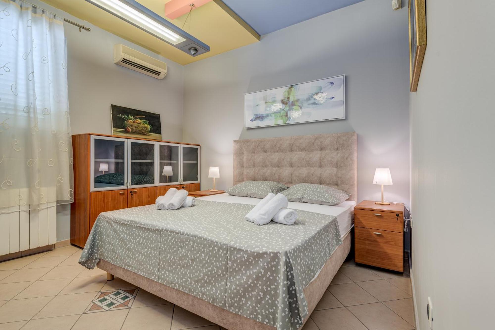 Blue Dolphin Apartment - Private Indoor Pool, Jacuzzi, Garden Split Eksteriør billede