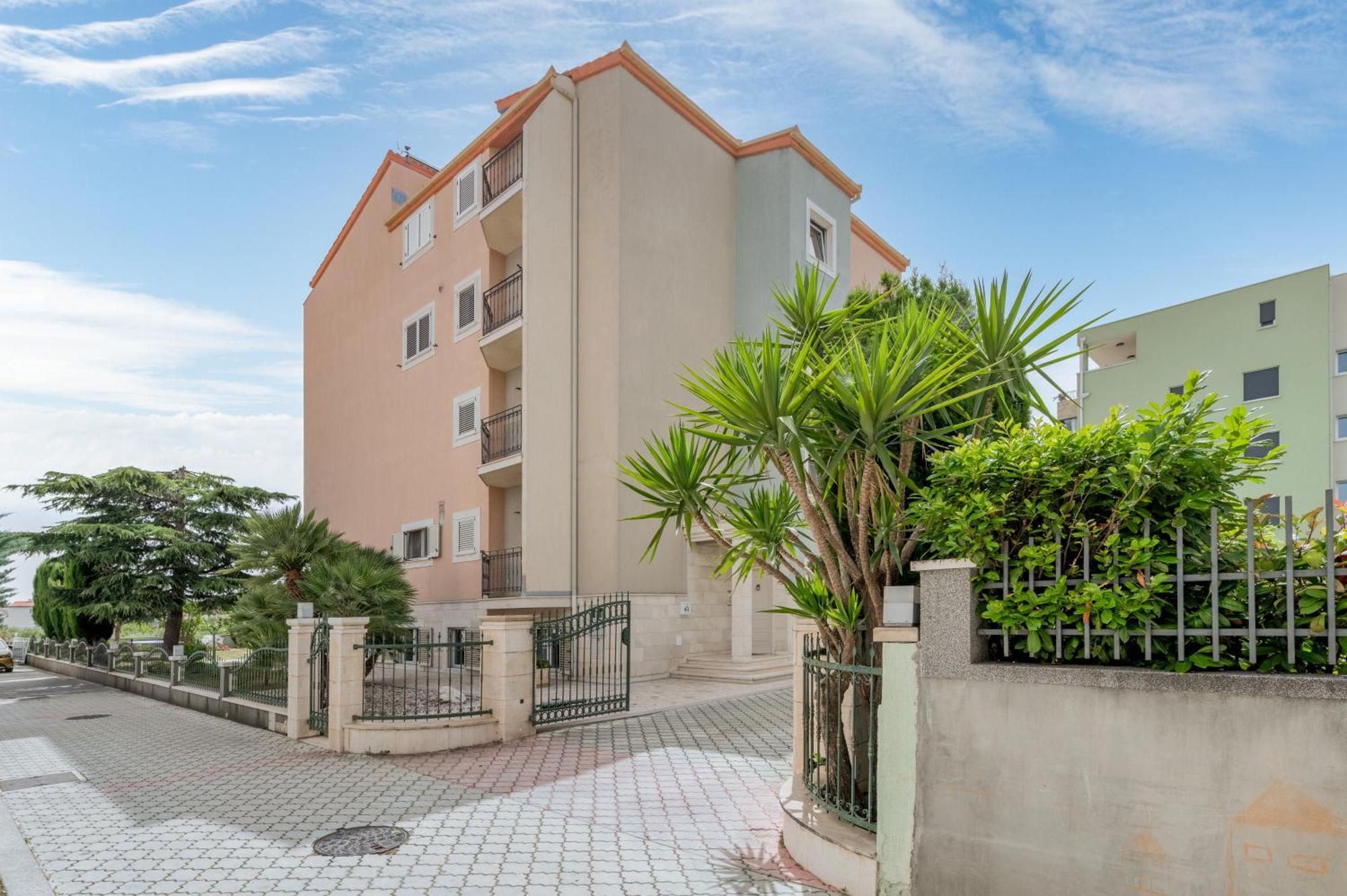 Blue Dolphin Apartment - Private Indoor Pool, Jacuzzi, Garden Split Eksteriør billede