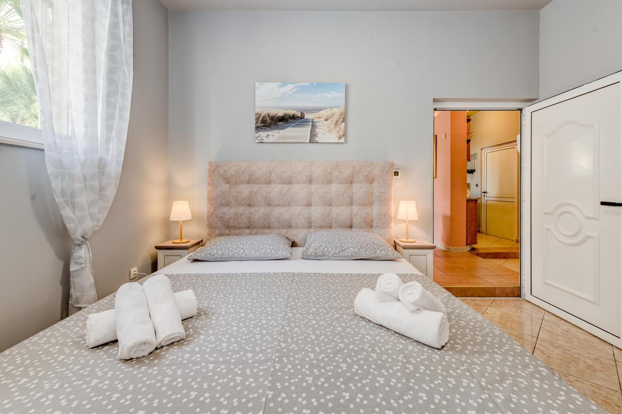 Blue Dolphin Apartment - Private Indoor Pool, Jacuzzi, Garden Split Eksteriør billede
