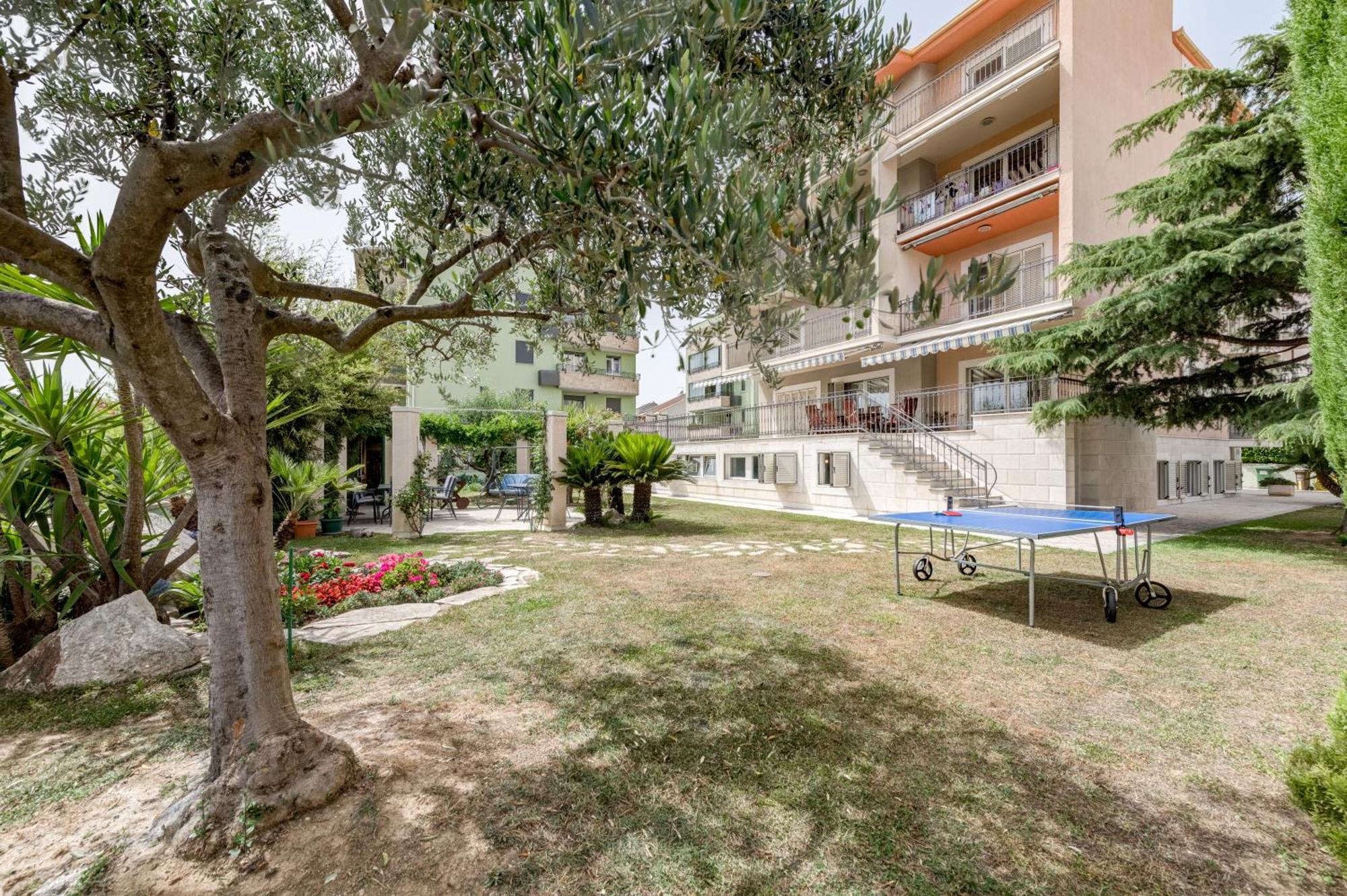Blue Dolphin Apartment - Private Indoor Pool, Jacuzzi, Garden Split Eksteriør billede