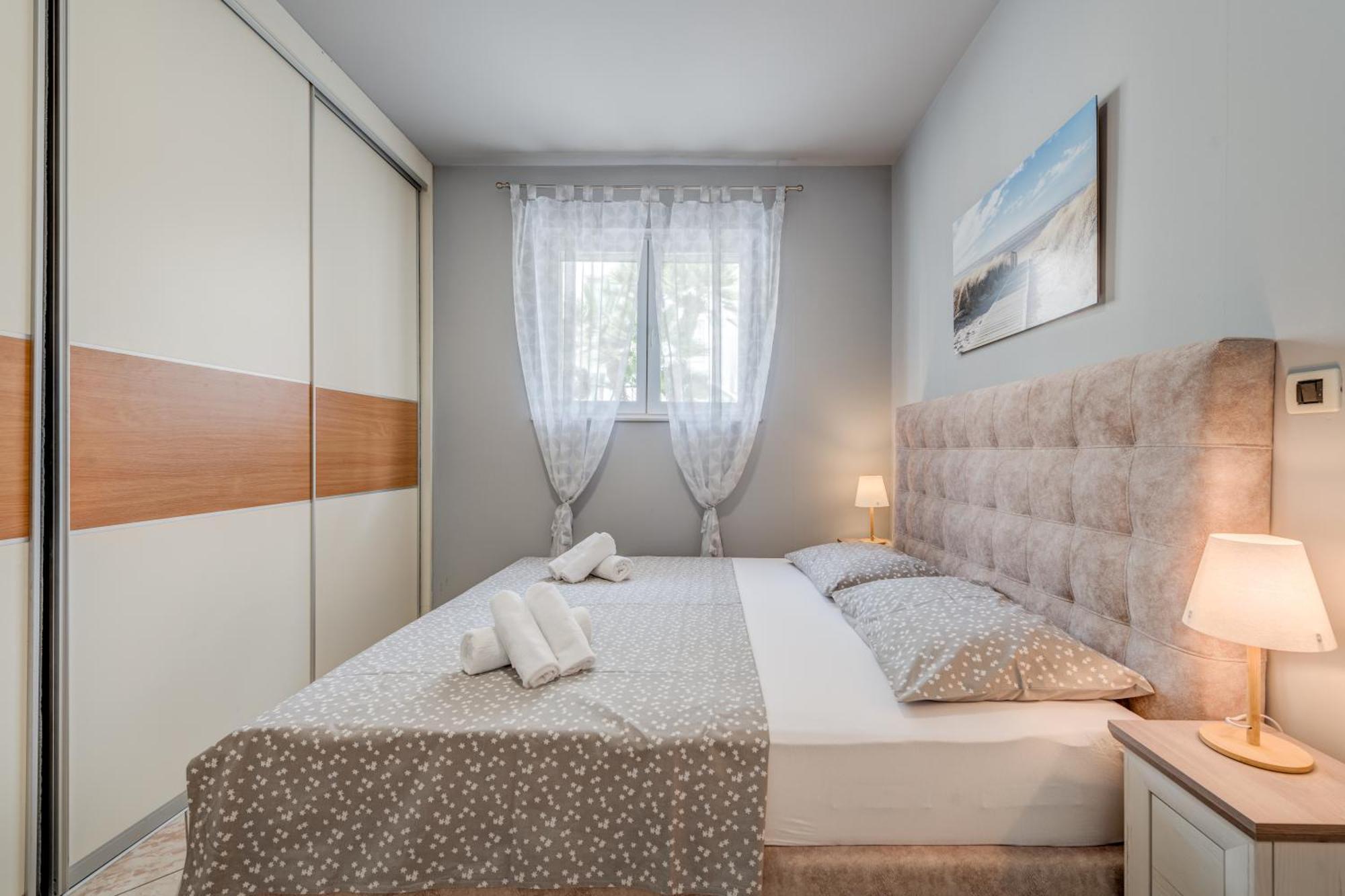 Blue Dolphin Apartment - Private Indoor Pool, Jacuzzi, Garden Split Eksteriør billede