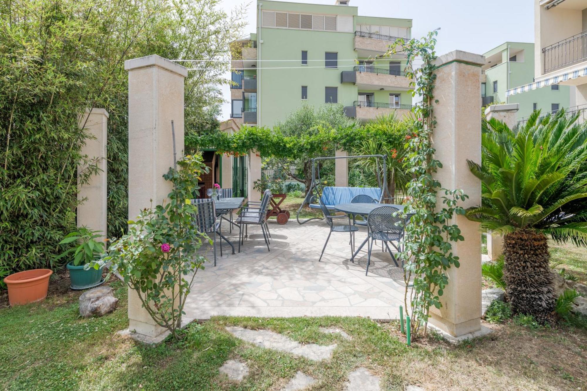 Blue Dolphin Apartment - Private Indoor Pool, Jacuzzi, Garden Split Eksteriør billede