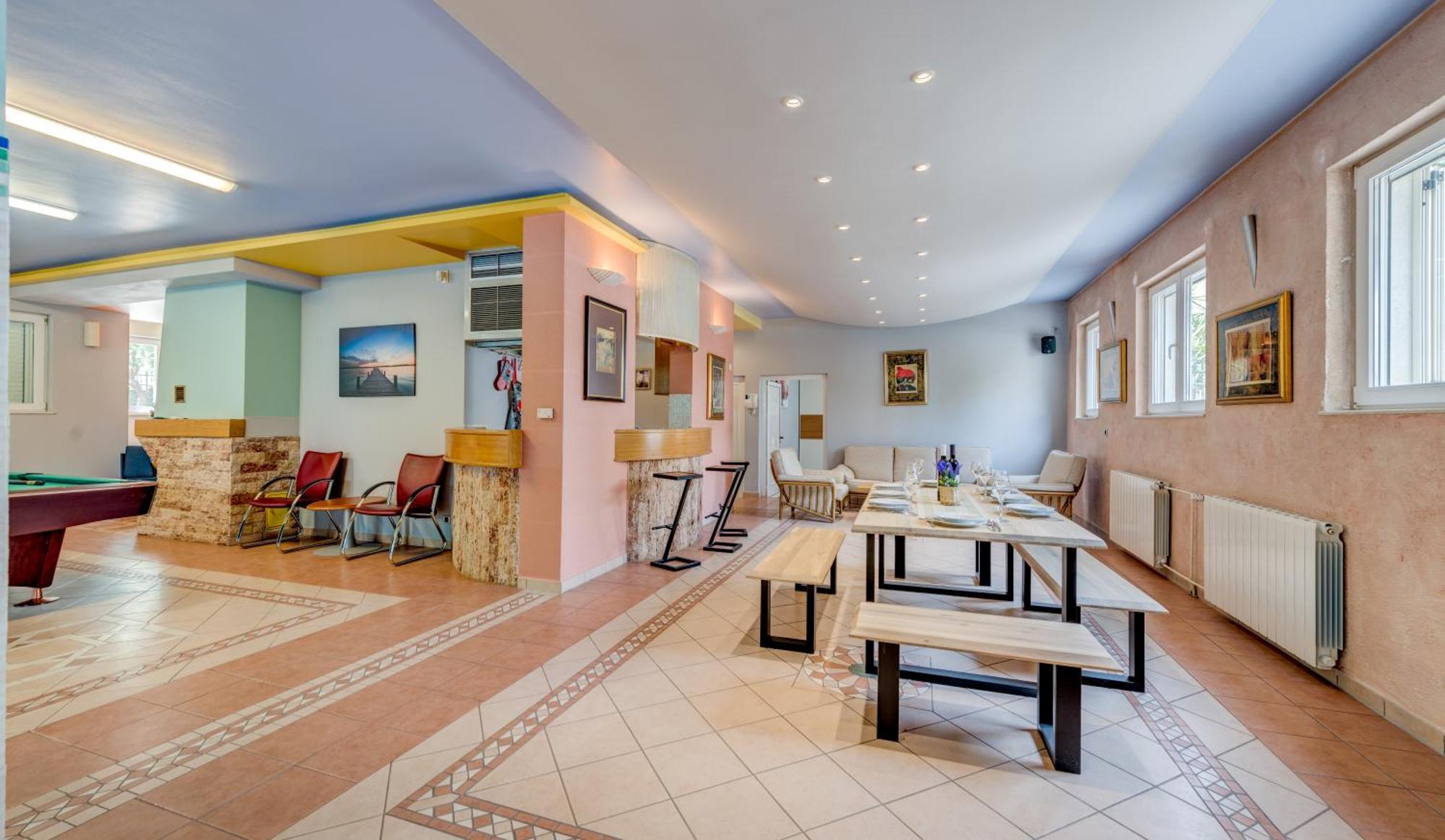 Blue Dolphin Apartment - Private Indoor Pool, Jacuzzi, Garden Split Eksteriør billede
