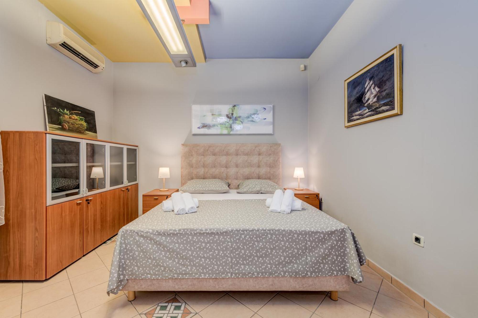 Blue Dolphin Apartment - Private Indoor Pool, Jacuzzi, Garden Split Eksteriør billede