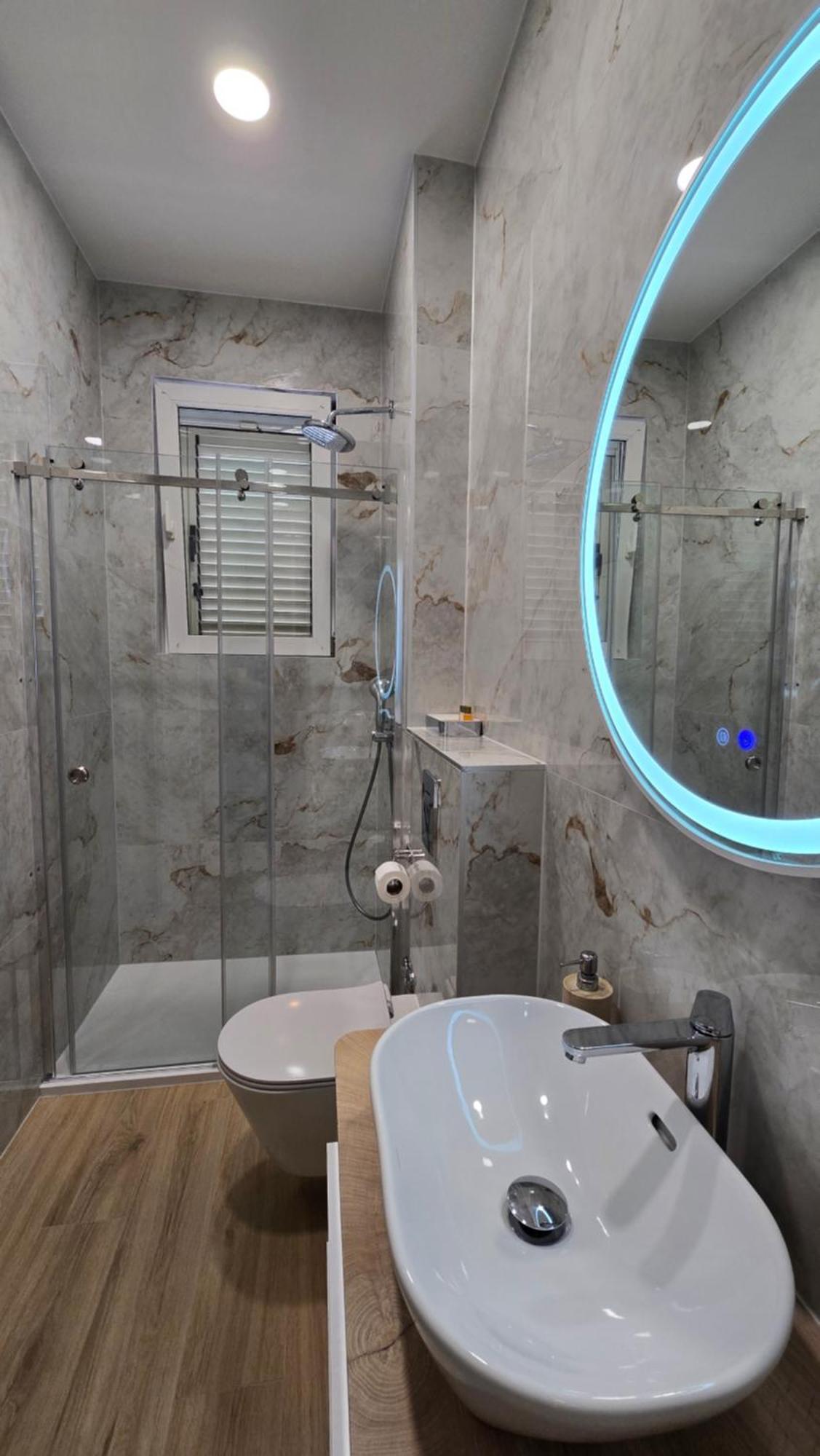 Blue Dolphin Apartment - Private Indoor Pool, Jacuzzi, Garden Split Eksteriør billede